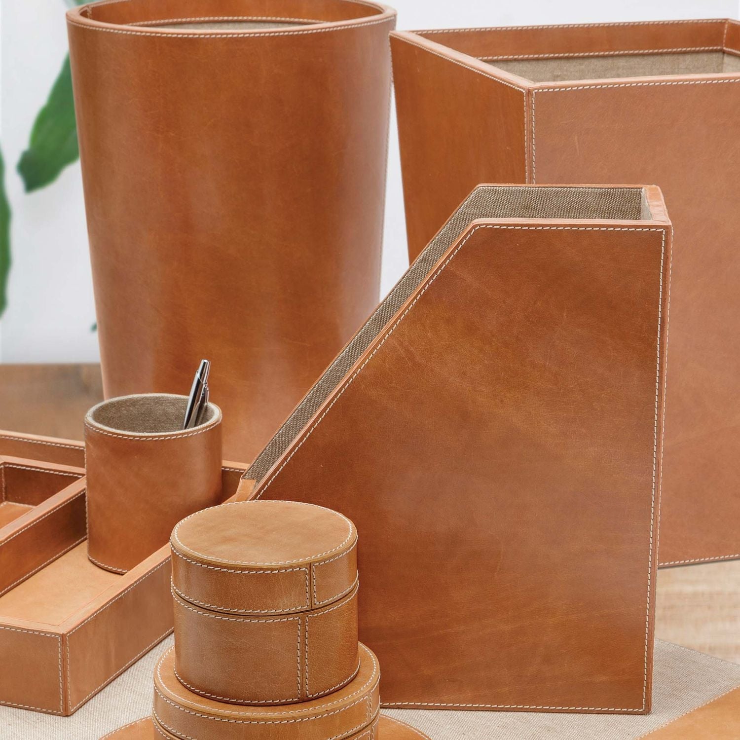 Leon, Aged Camel, Set: Desk Blotter And Round Mouse Pad, Full-Grain Leather