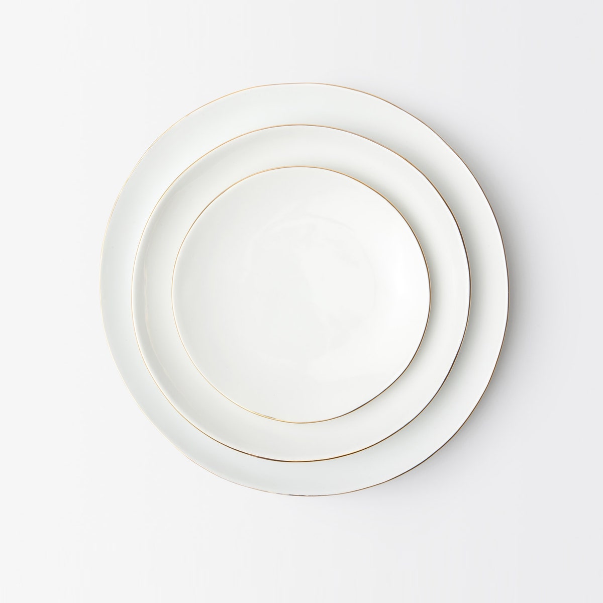 Julianna White Charger With Gold Trim Pack/2